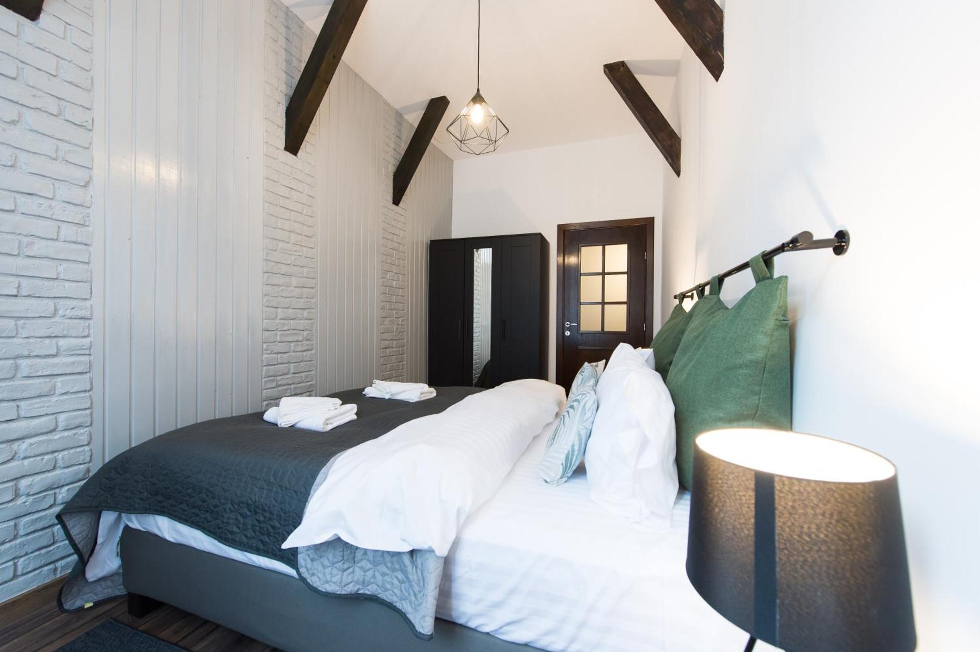 Lovely Brasov Flat With Patio And Mountain Views Екстериор снимка