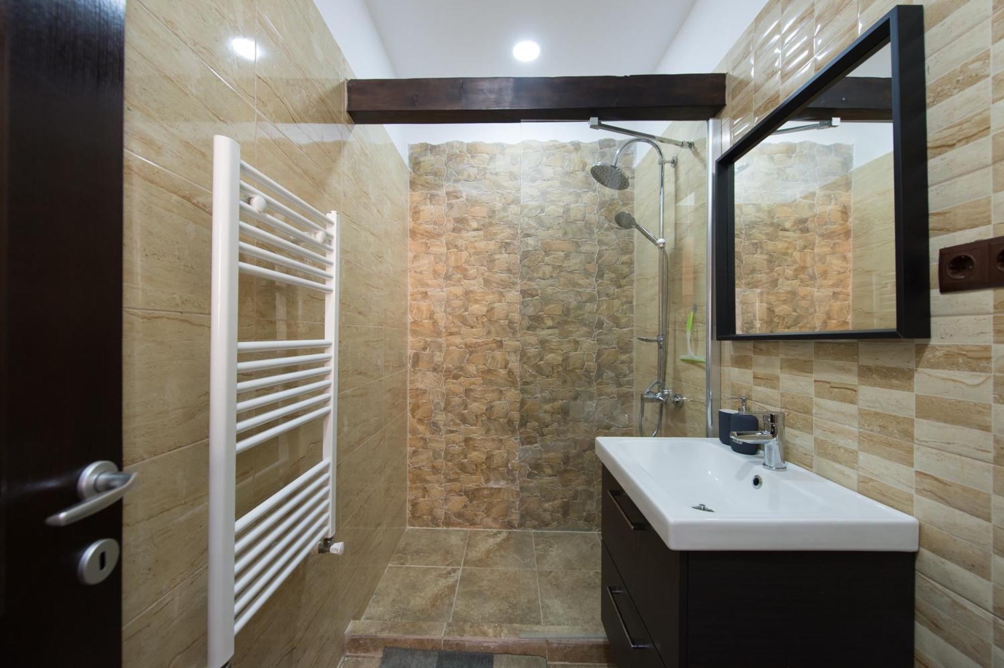 Lovely Brasov Flat With Patio And Mountain Views Екстериор снимка