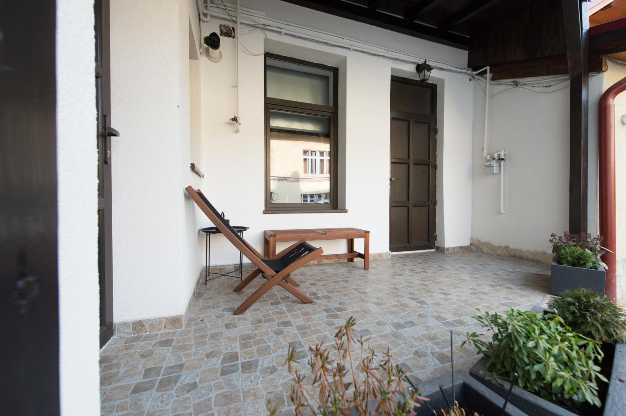 Lovely Brasov Flat With Patio And Mountain Views Екстериор снимка
