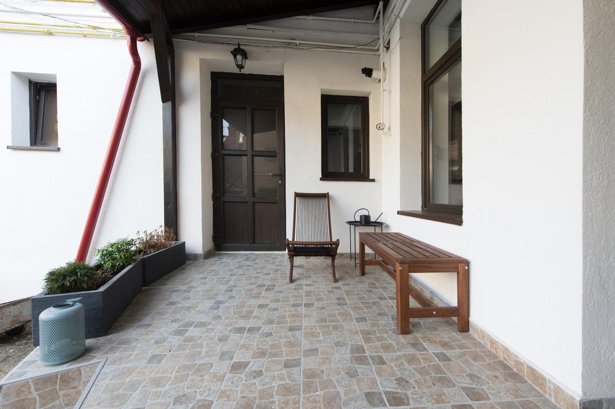 Lovely Brasov Flat With Patio And Mountain Views Екстериор снимка
