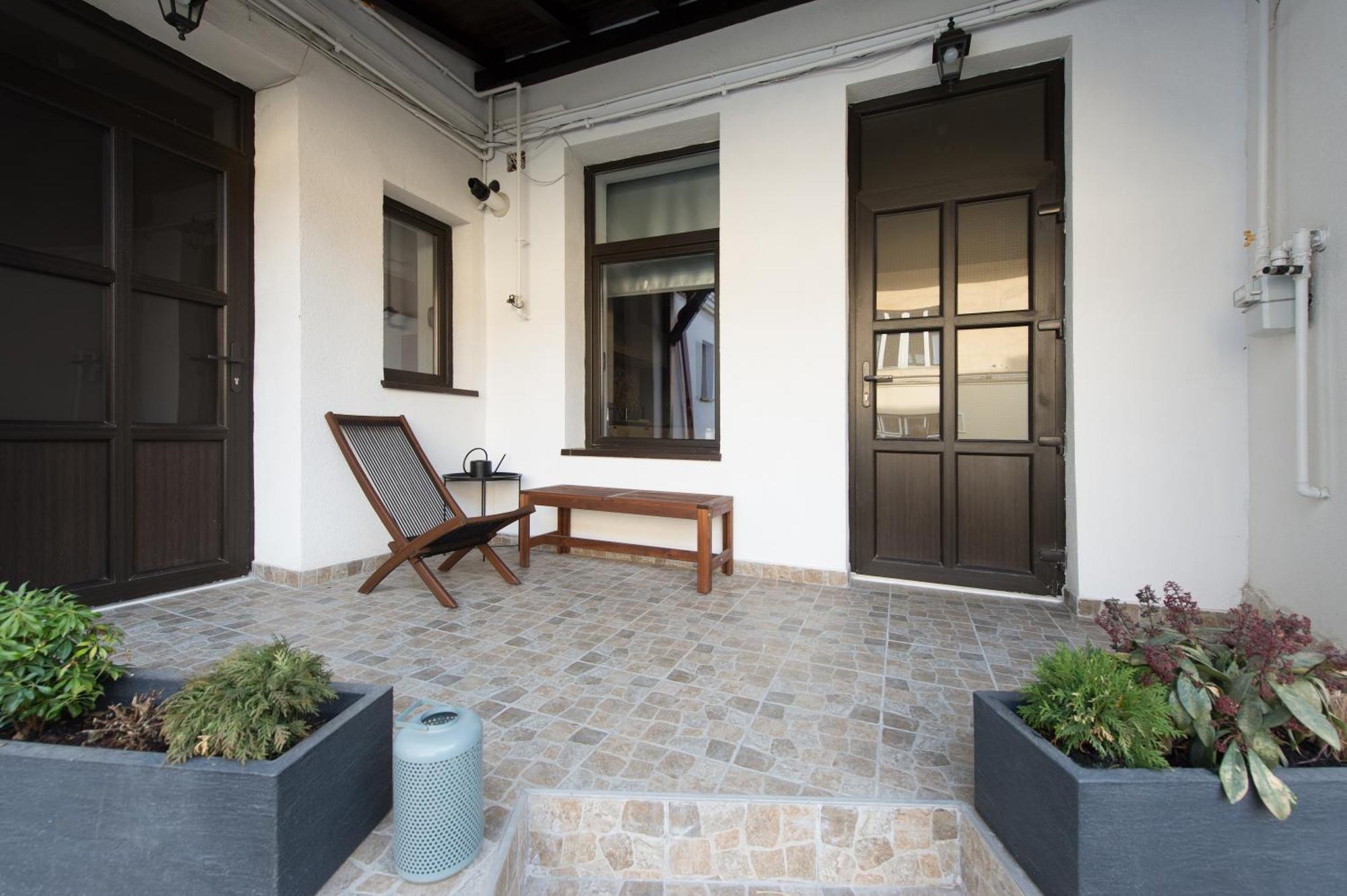 Lovely Brasov Flat With Patio And Mountain Views Екстериор снимка